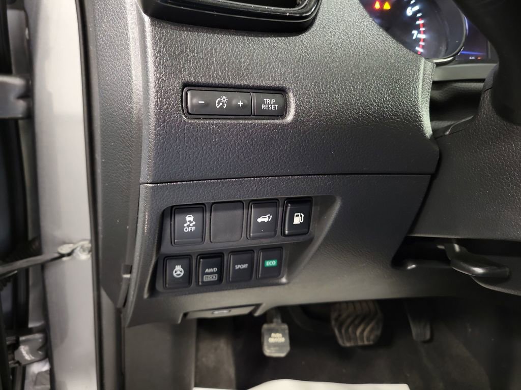 Used 2018 Nissan Rogue SV w/ Premium Package image 21