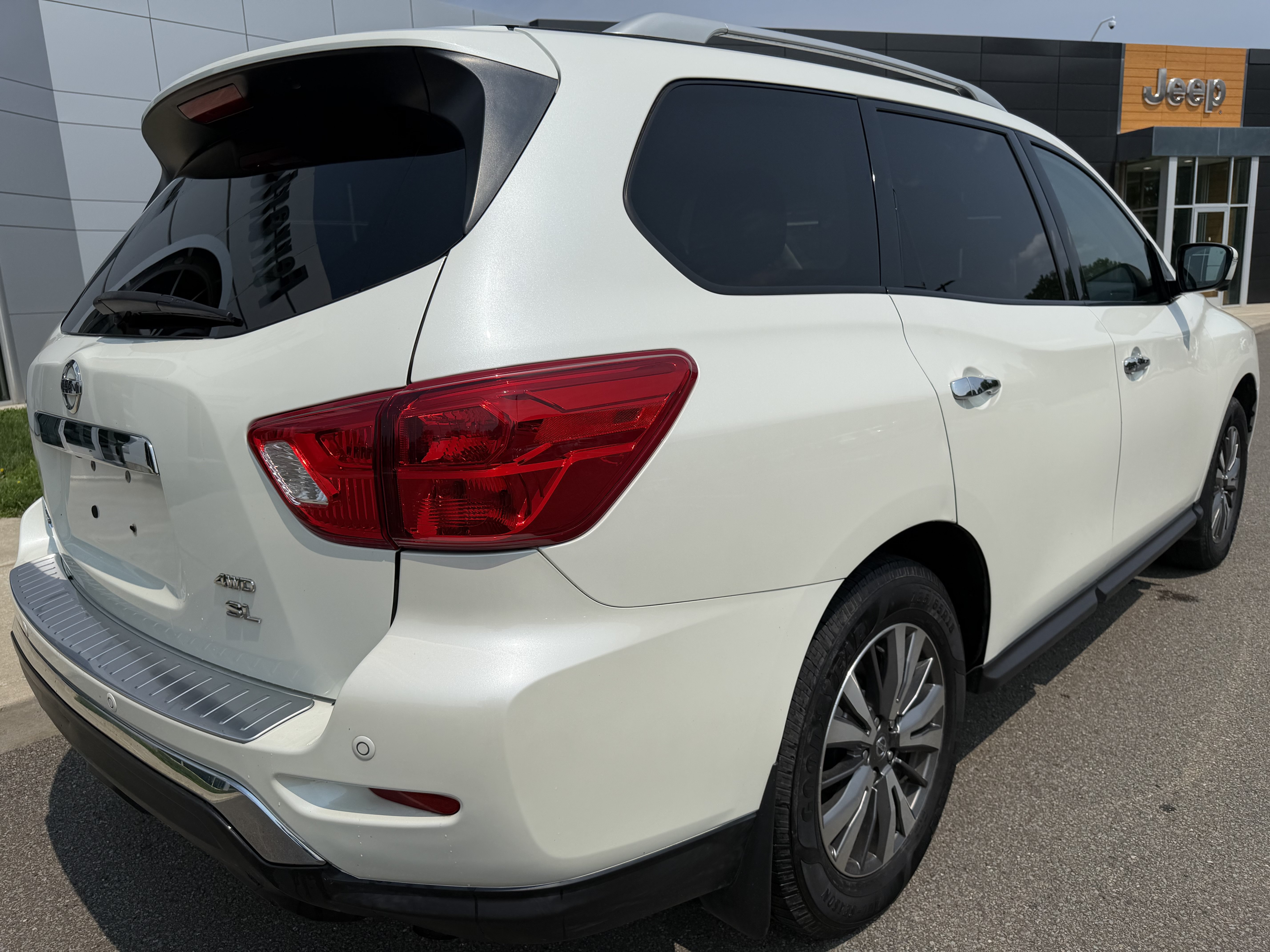Used 2019 Nissan Pathfinder SL w/ Cargo Package AWD/4WD image 3