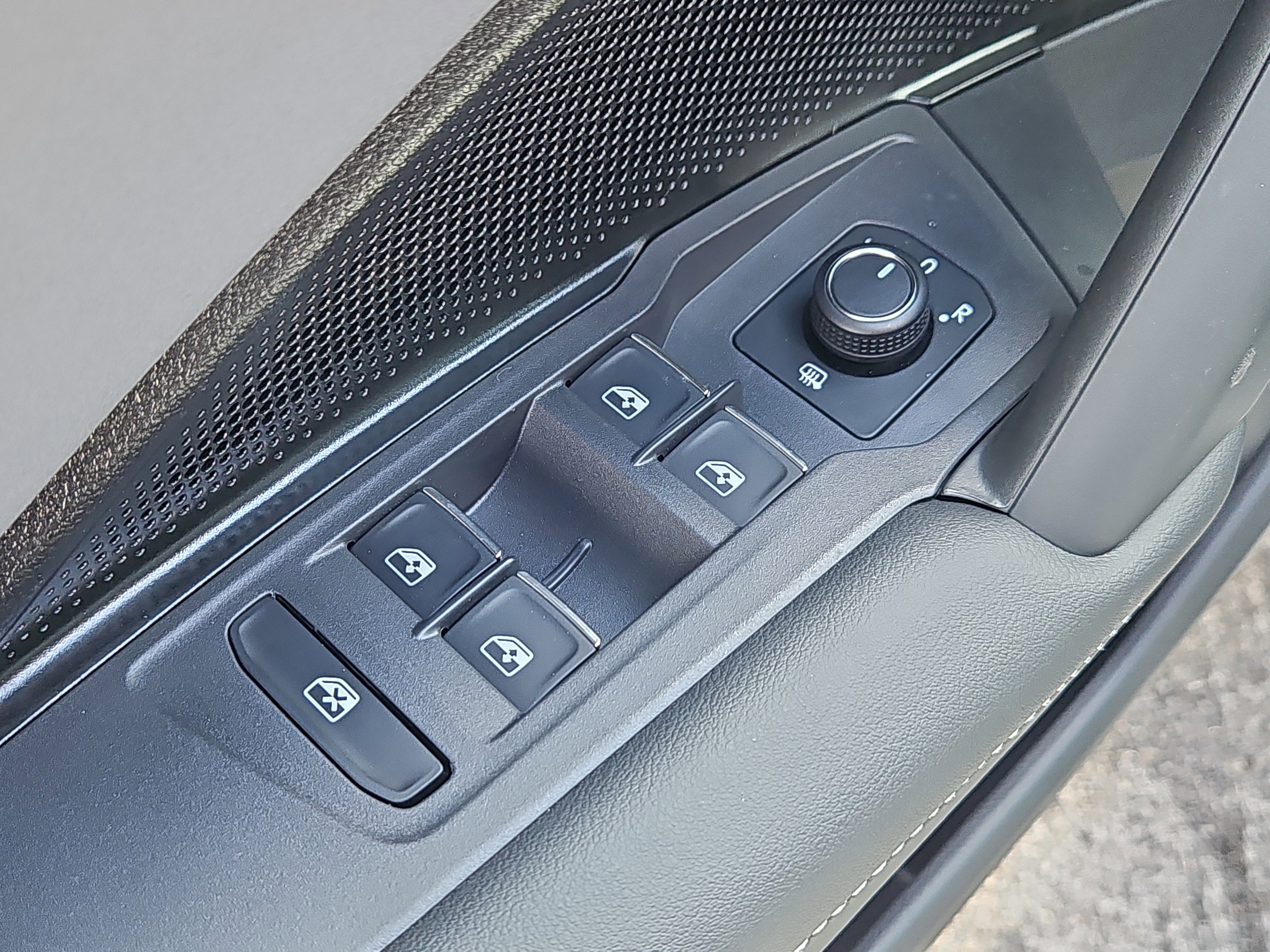 New 2026 Volkswagen Tiguan SE R-Line image 6