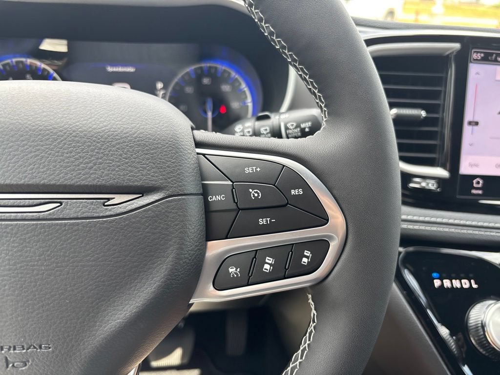 New 2027 Chrysler Pacifica Select FWD image 38
