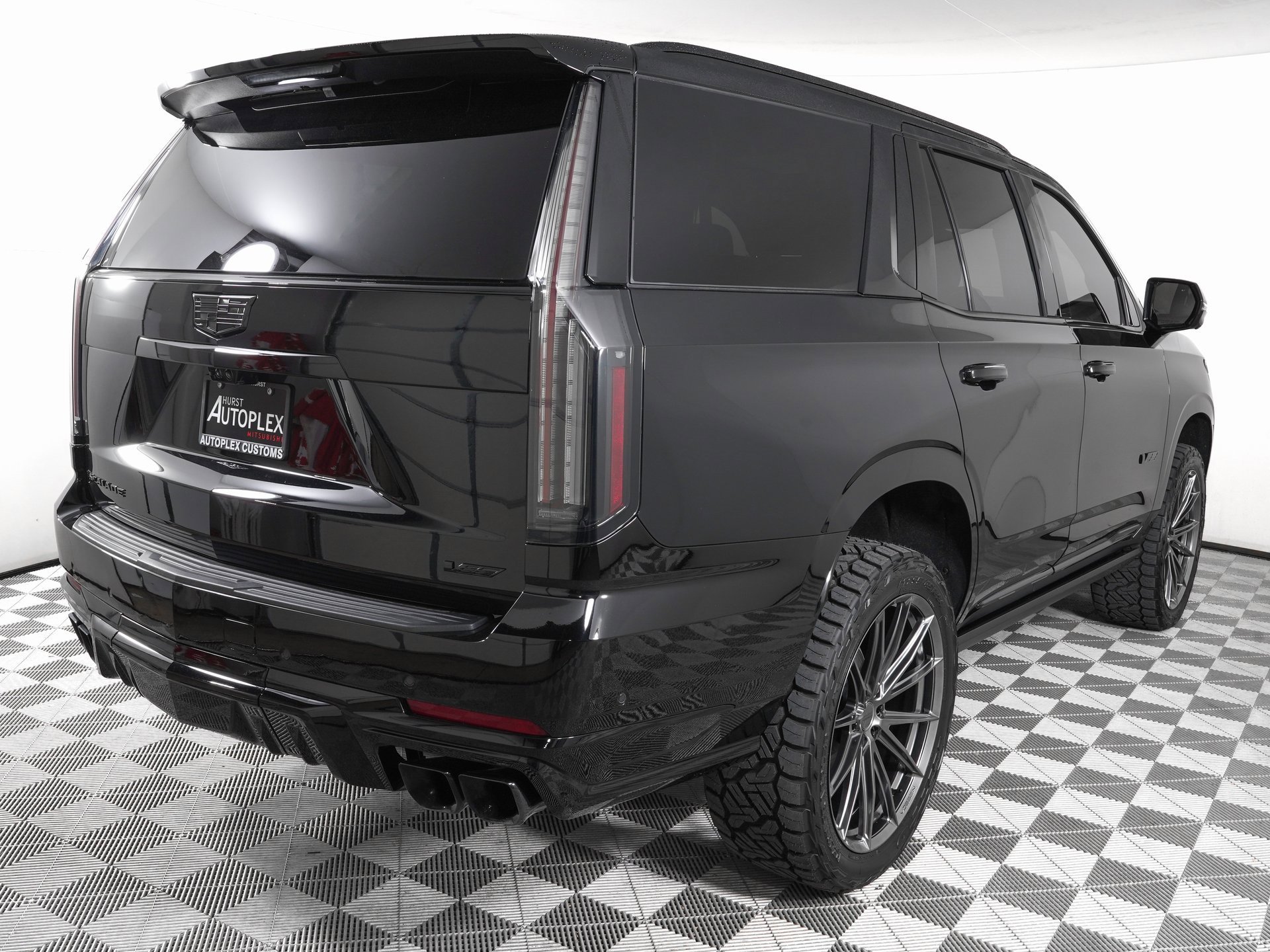 Used 2025 Cadillac Escalade V w/ LPO, ONYX Package image 6