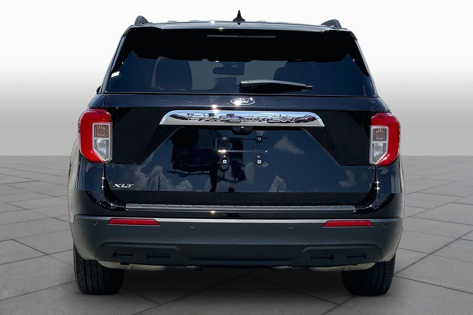 Certified 2024 Ford Explorer XLT RWD image 5