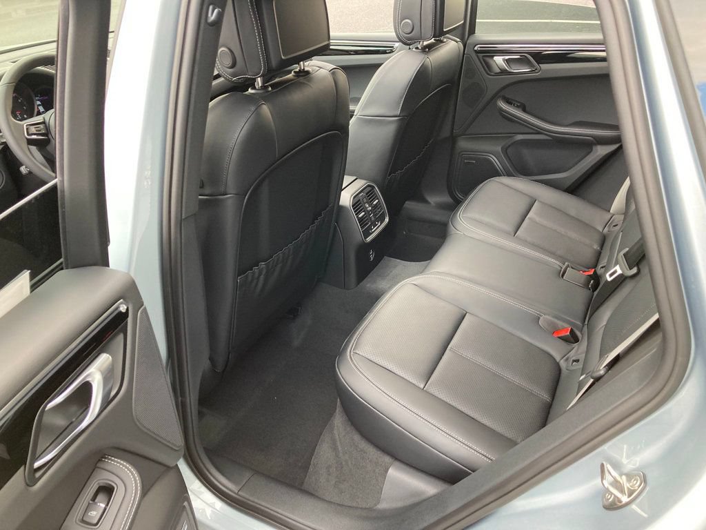Used 2025 Porsche Macan AWD/4WD image 21