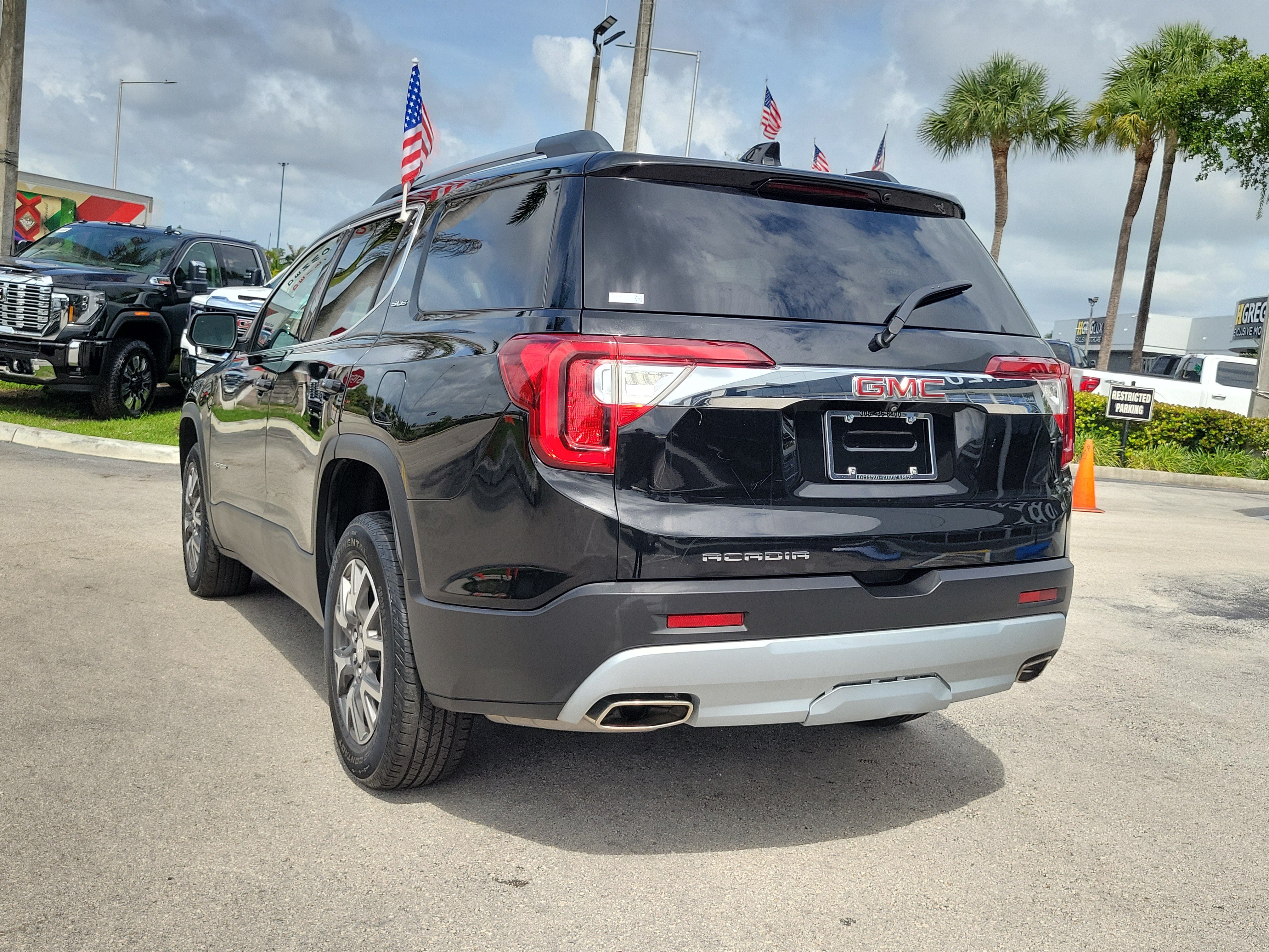 Used 2023 GMC Acadia SLE w/ Driver Convenience Package FWD image 7