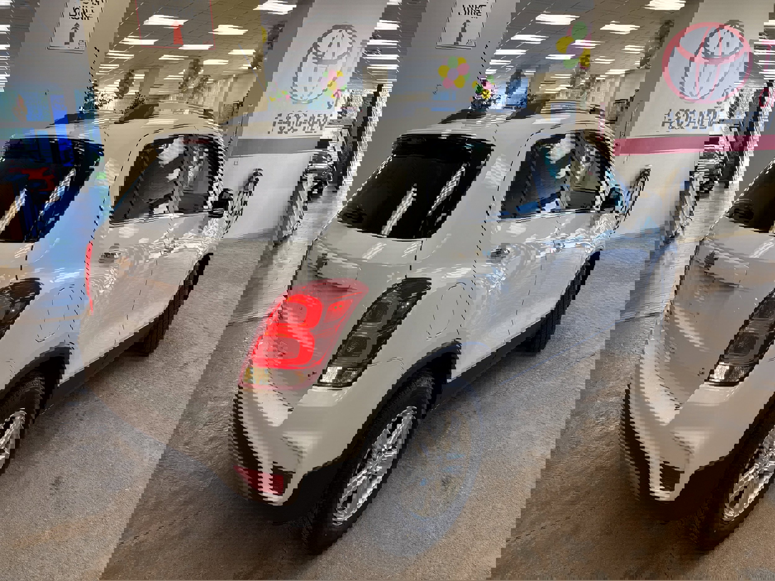 Used 2018 Chevrolet Trax LT w/ LT Convenience Package FWD image 9