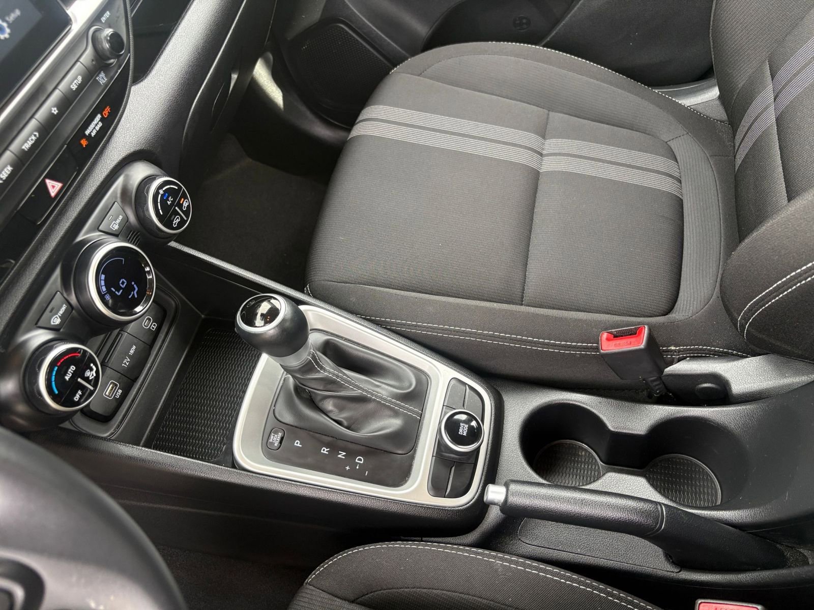 Used 2025 Hyundai Venue SEL image 41