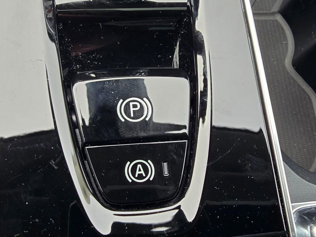 New 2025 Volvo XC90 B5 Plus w/ Protection Package Premier image 32