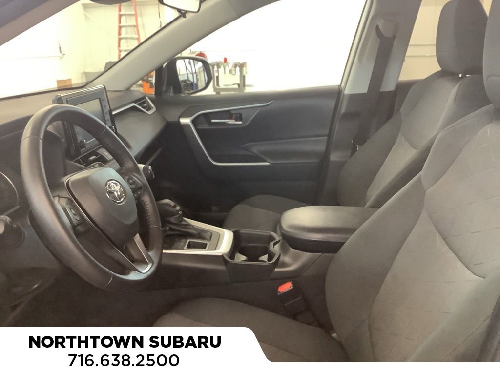 Used 2020 Toyota RAV4 XLE w/ Convenience Package image 4