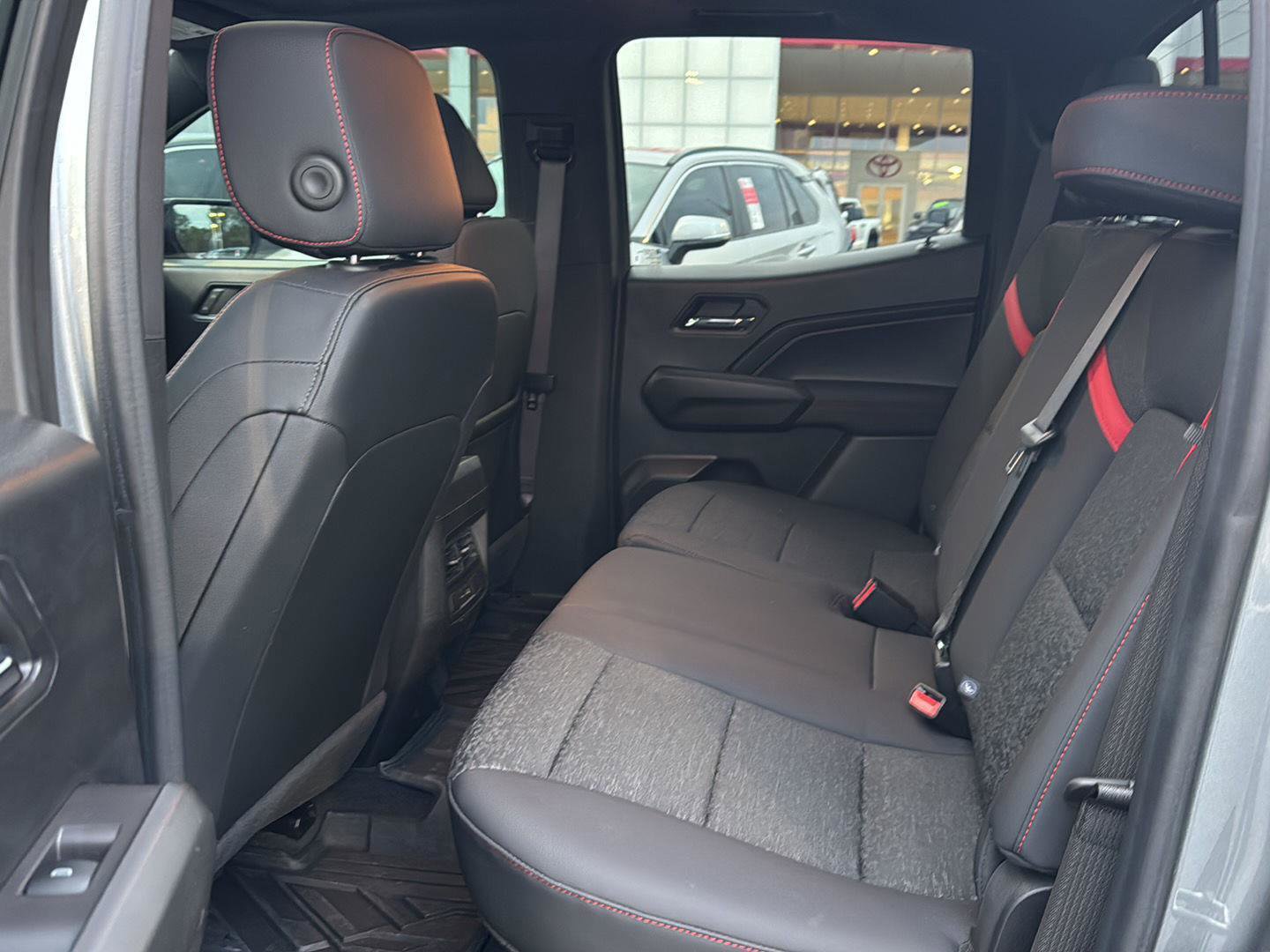 Used 2023 Chevrolet Colorado Z71 w/ Z71 Convenience Package 2 image 9