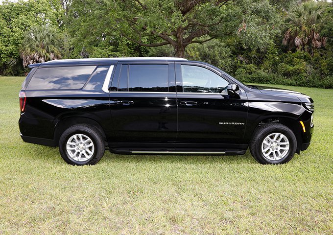 Used 2025 Chevrolet Suburban LS RWD image 7