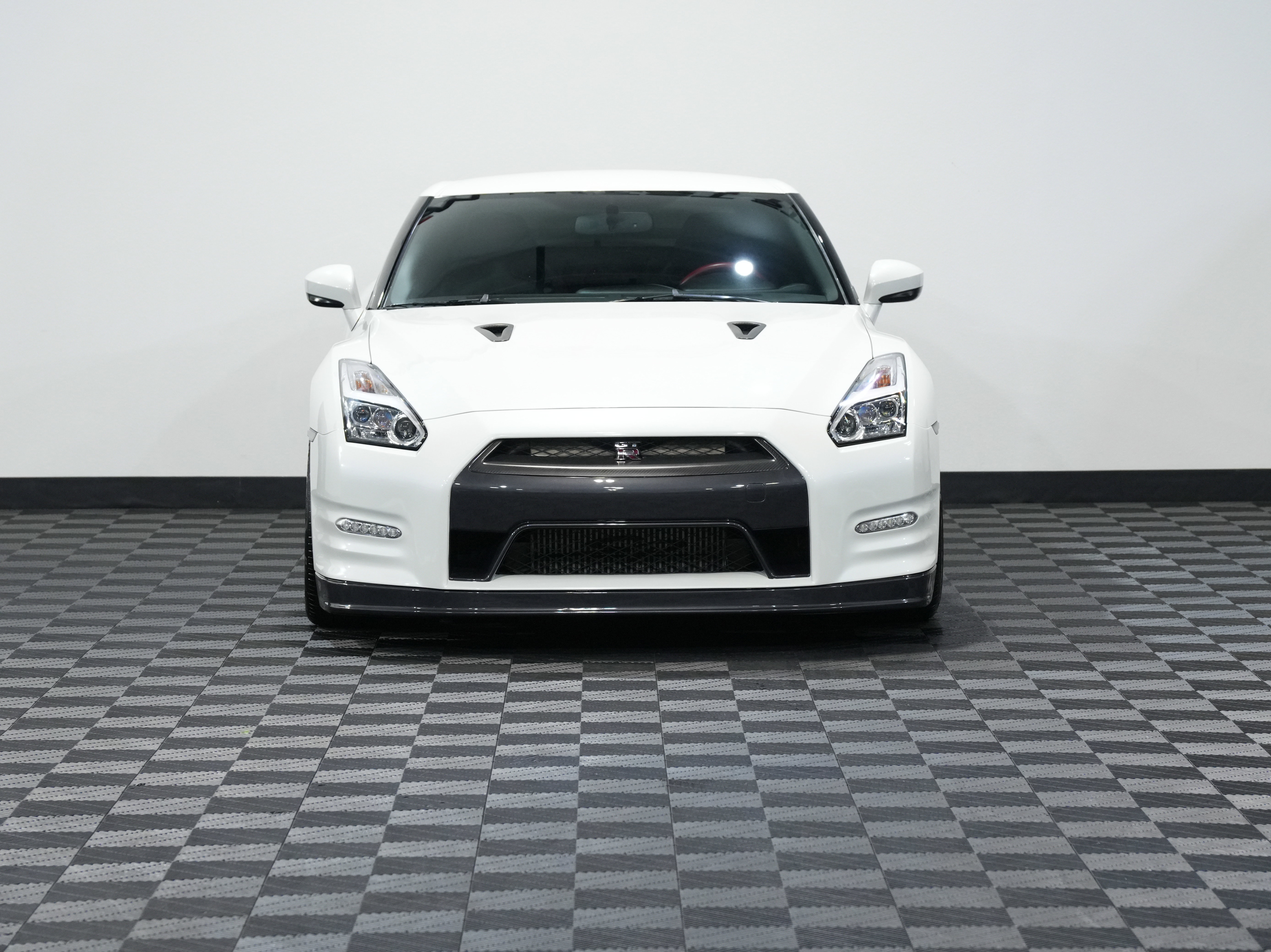 Used 2015 Nissan GT-R Black Edition image 4