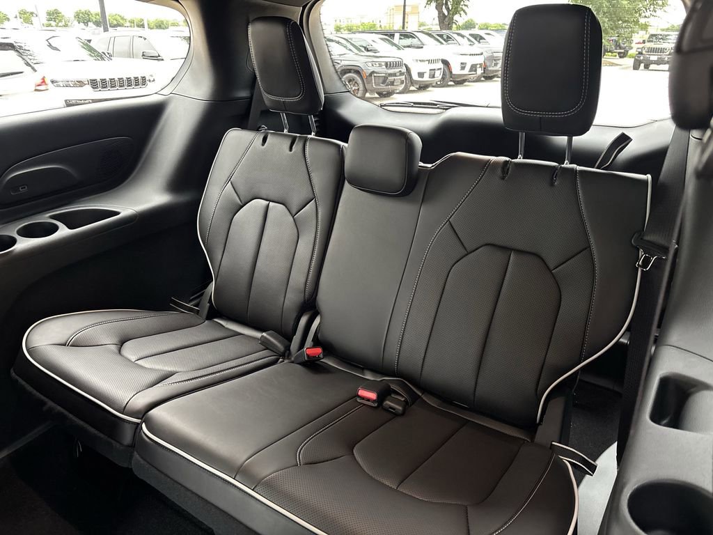 New 2026 Chrysler Pacifica Limited FWD image 26