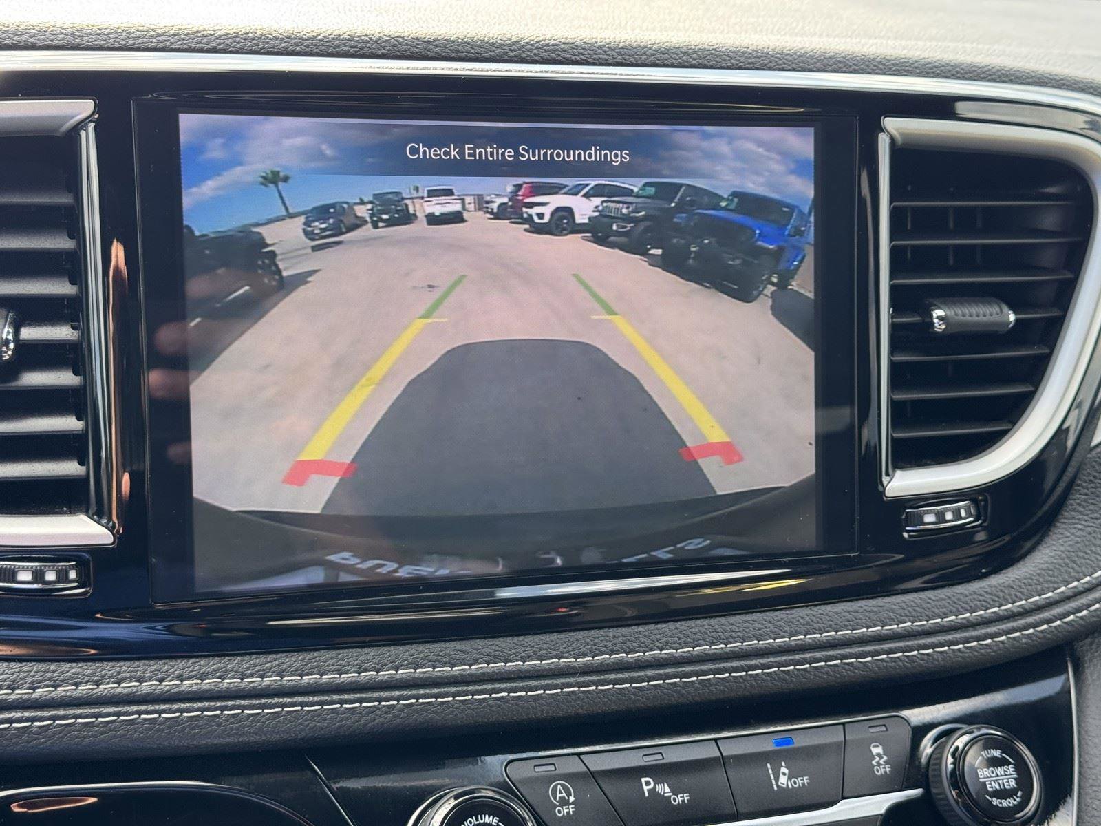Used 2024 Chrysler Pacifica Touring FWD image 17