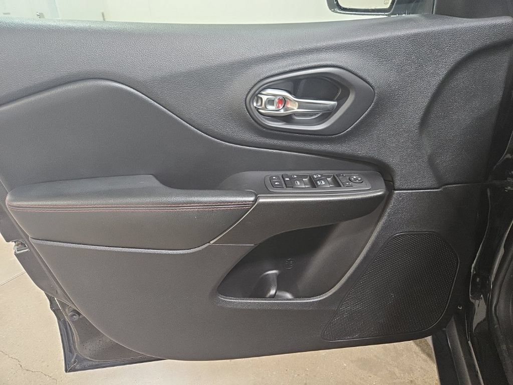 Used 2020 Jeep Cherokee Trailhawk AWD/4WD image 21