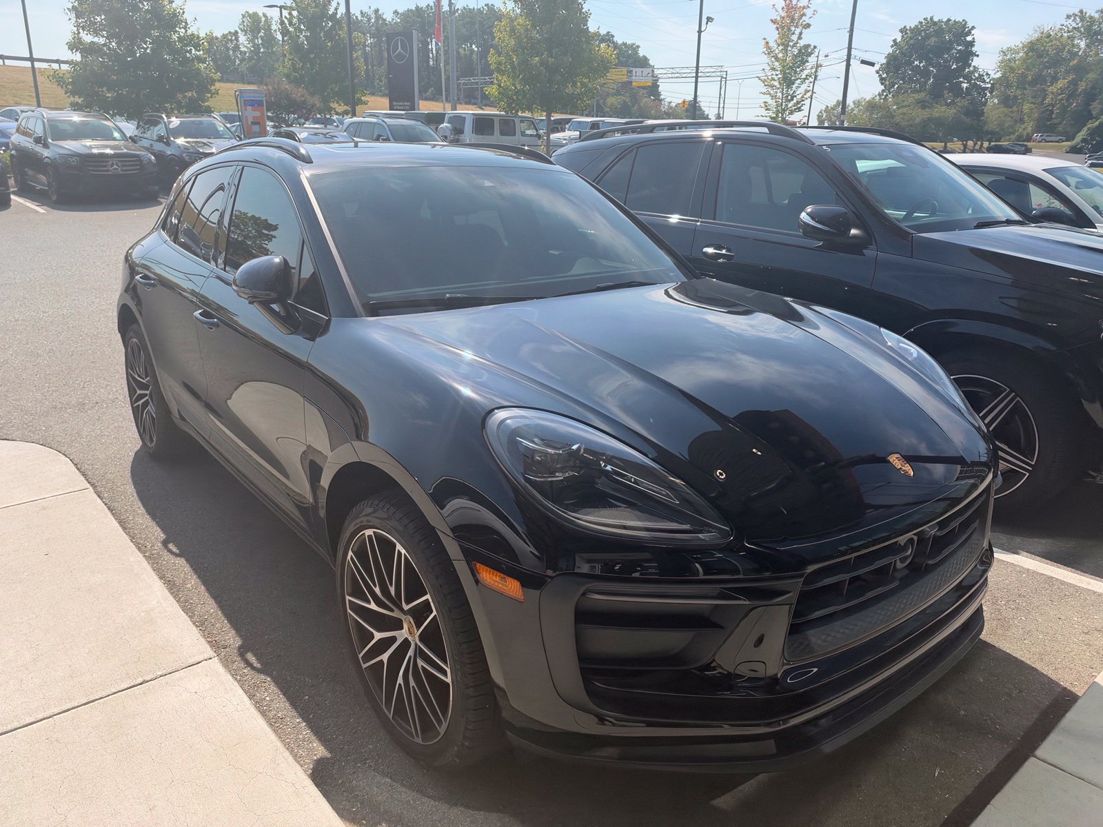 Used 2024 Porsche Macan AWD/4WD image 1