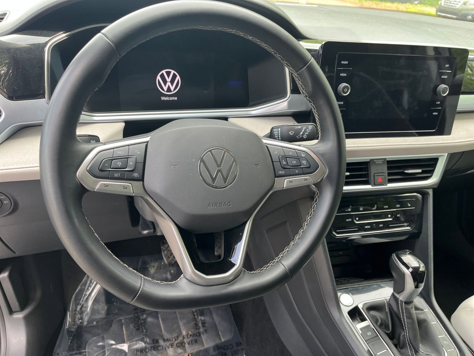 Used 2025 Volkswagen Taos SE image 29