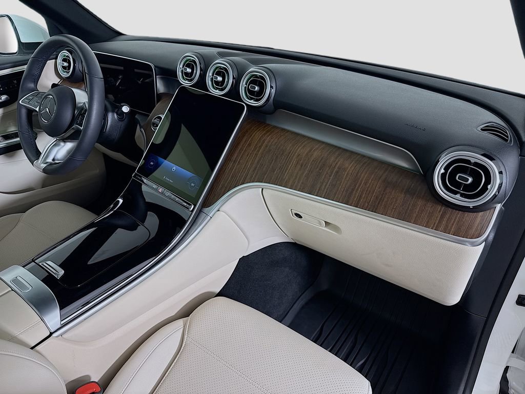 Used 2025 Mercedes-Benz GLC 300 4MATIC image 30