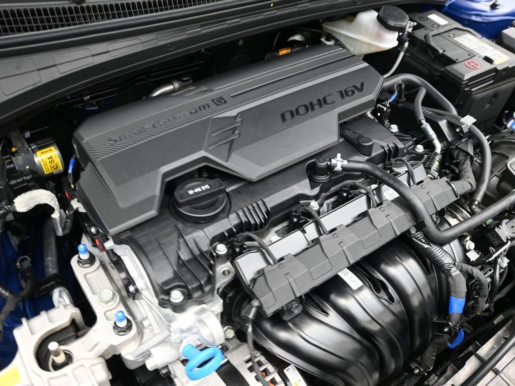 Certified 2025 Hyundai Elantra Sport image 16