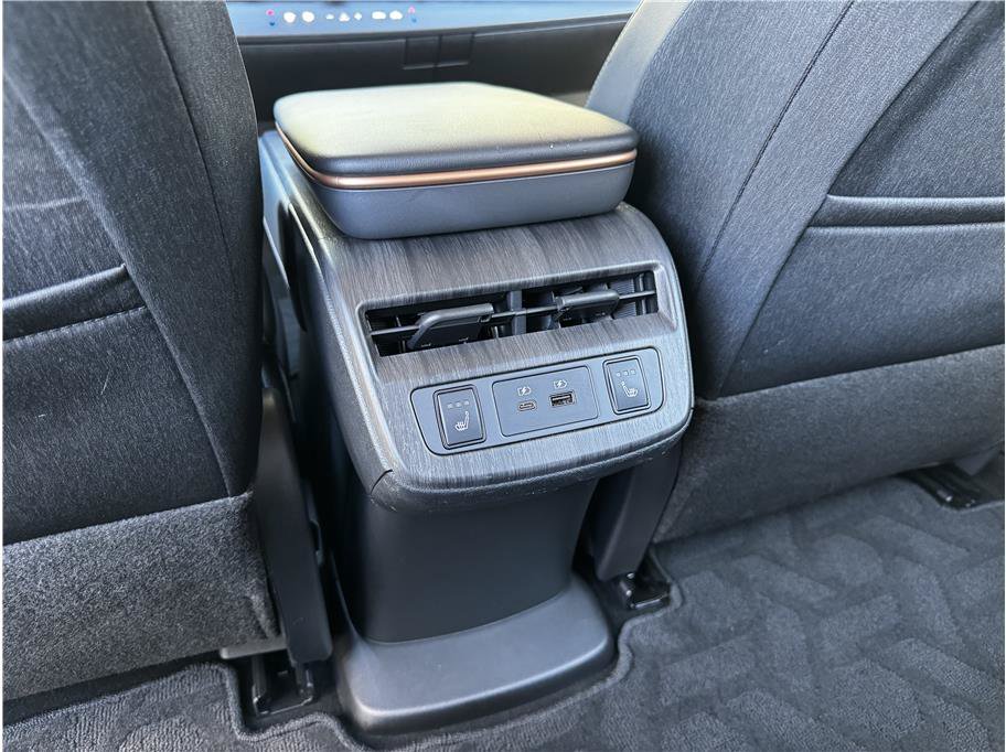 Used 2024 Nissan Ariya AWD image 18