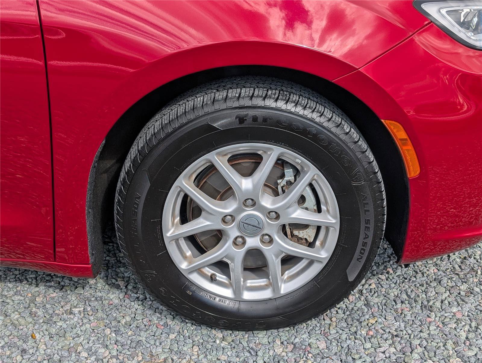 Used 2024 Chrysler Pacifica Touring-L image 9