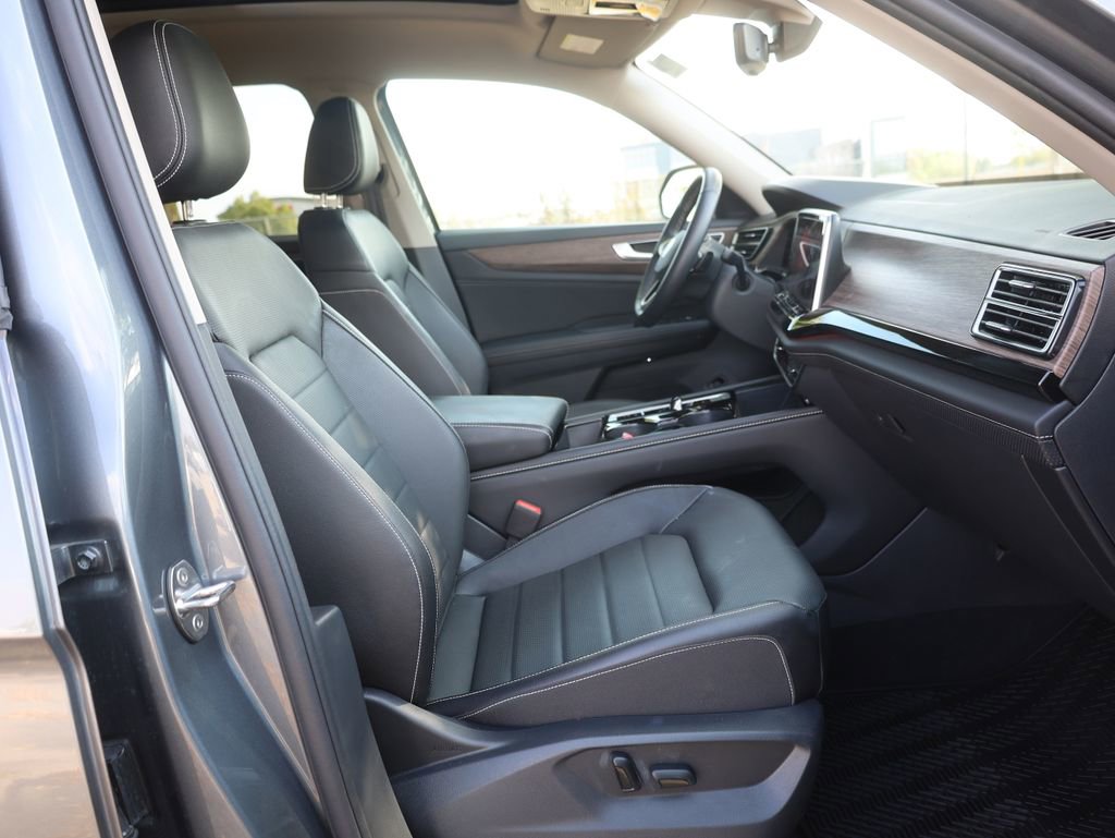 Used 2025 Volkswagen Atlas SEL image 13