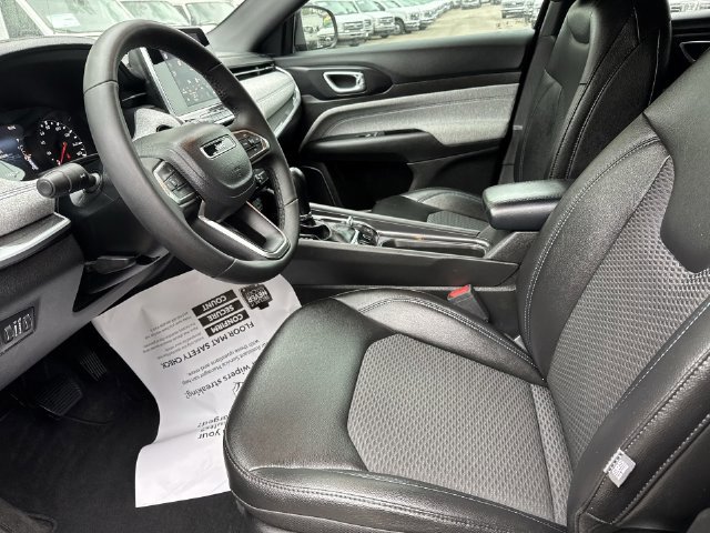 Used 2025 Jeep Compass Latitude AWD/4WD image 19