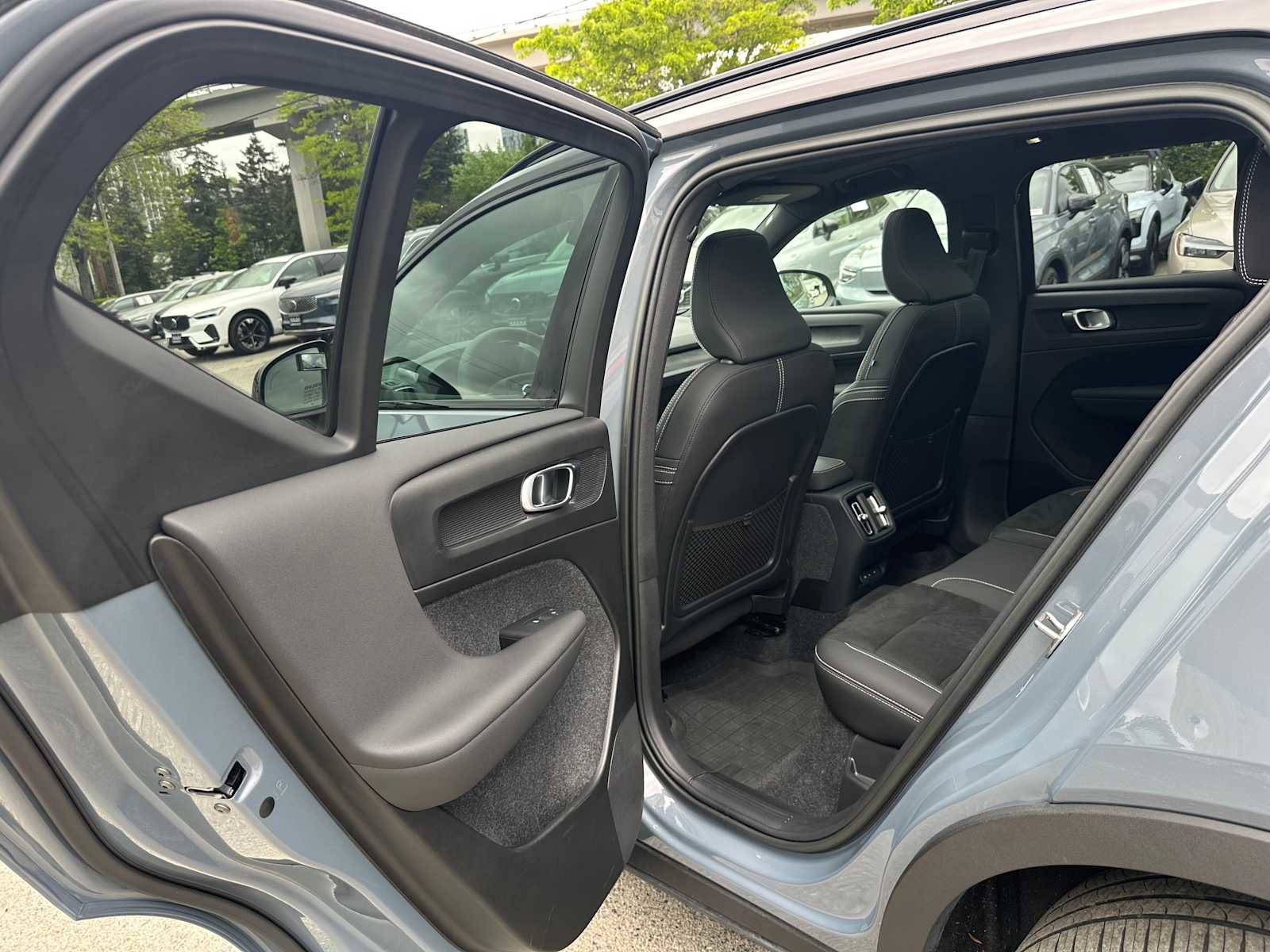 Used 2023 Volvo XC40 Recharge Plus w/ Protection Package Premier AWD/4WD image 17