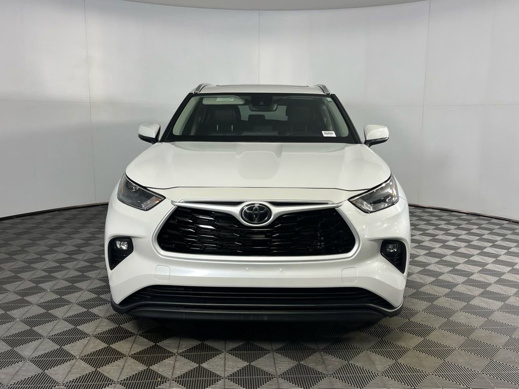 Used 2025 Toyota Highlander XLE image 6