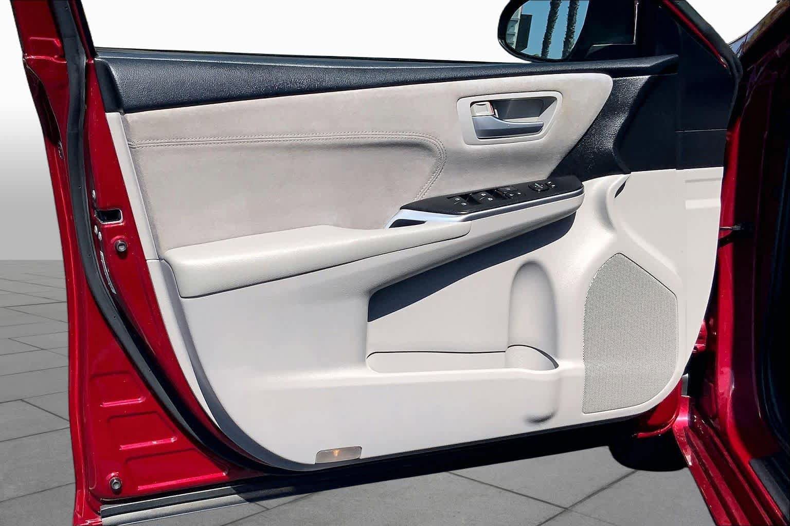 Used 2017 Toyota Camry XSE FWD image 19