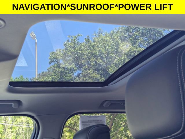 Used 2023 Land Rover Discovery S image 15