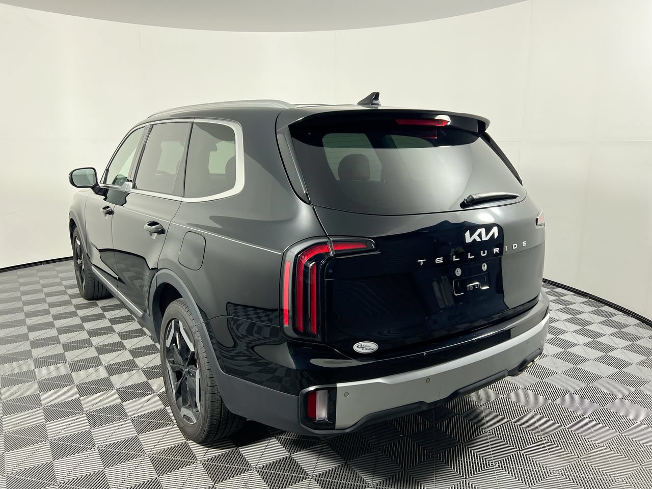 Used 2024 Kia Telluride EX w/ EX Captain's Chair Package FWD image 5