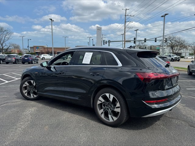 Used 2023 Audi e-tron Premium Plus w/ Premium Plus Package image 3