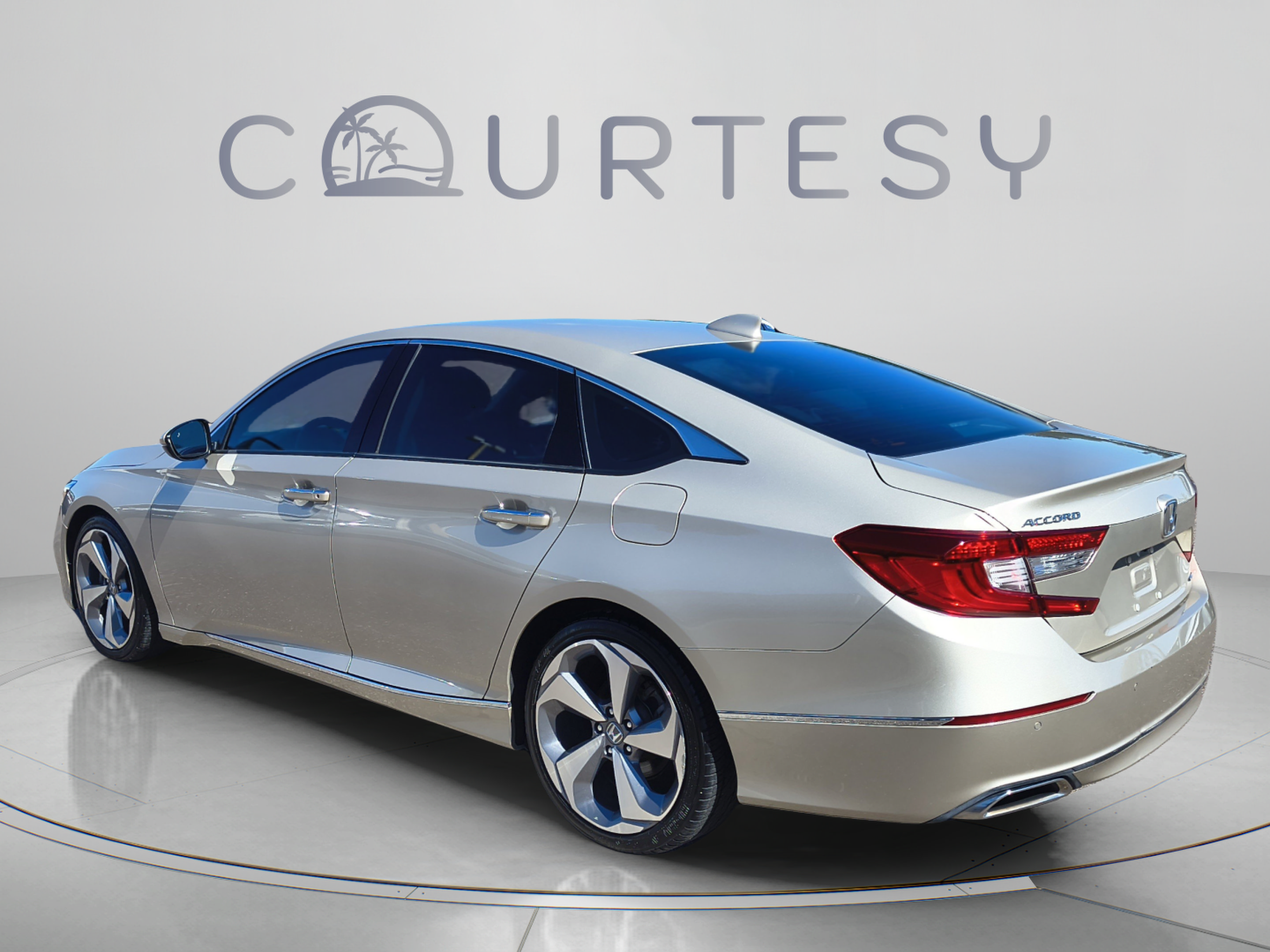 Used 2018 Honda Accord Touring image 3
