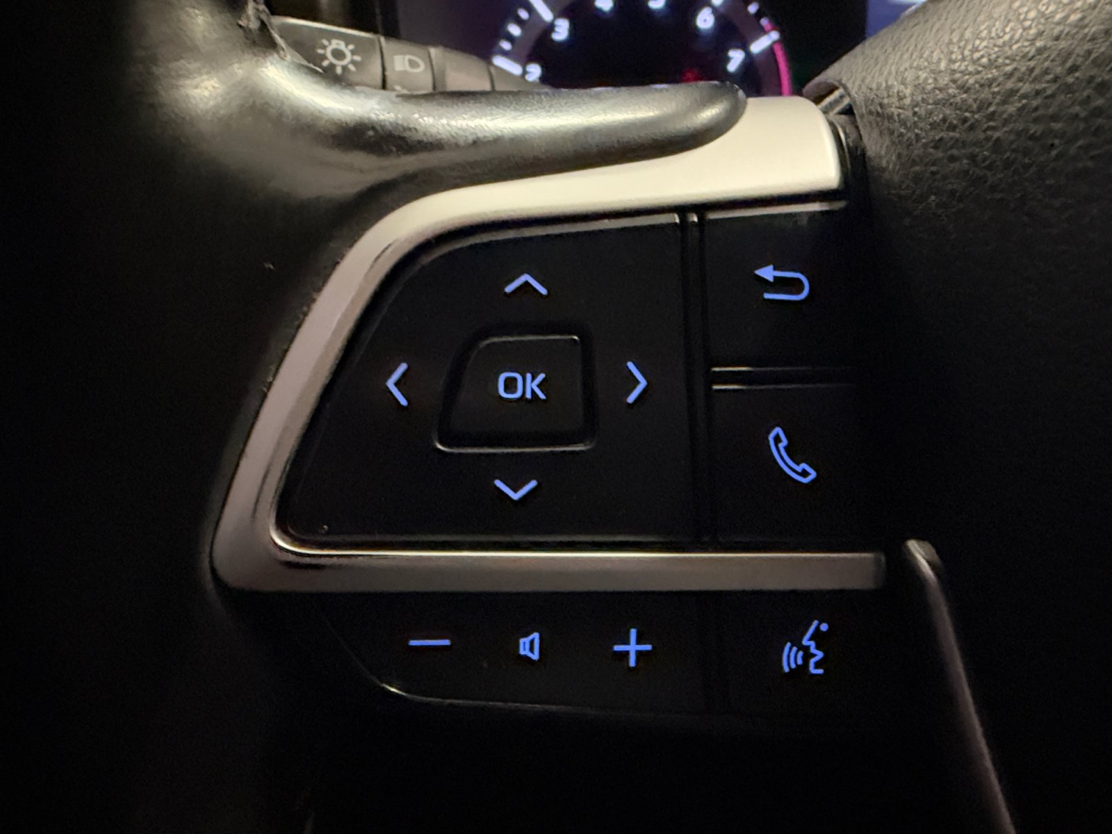 Used 2022 Toyota Highlander LE FWD image 40