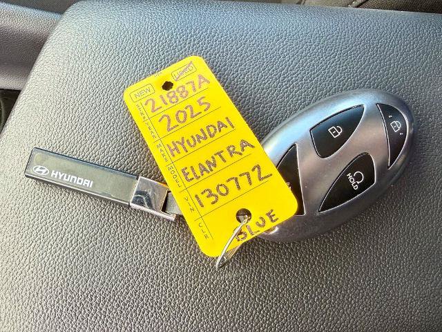 Used 2025 Hyundai Elantra Hybrid FWD image 36