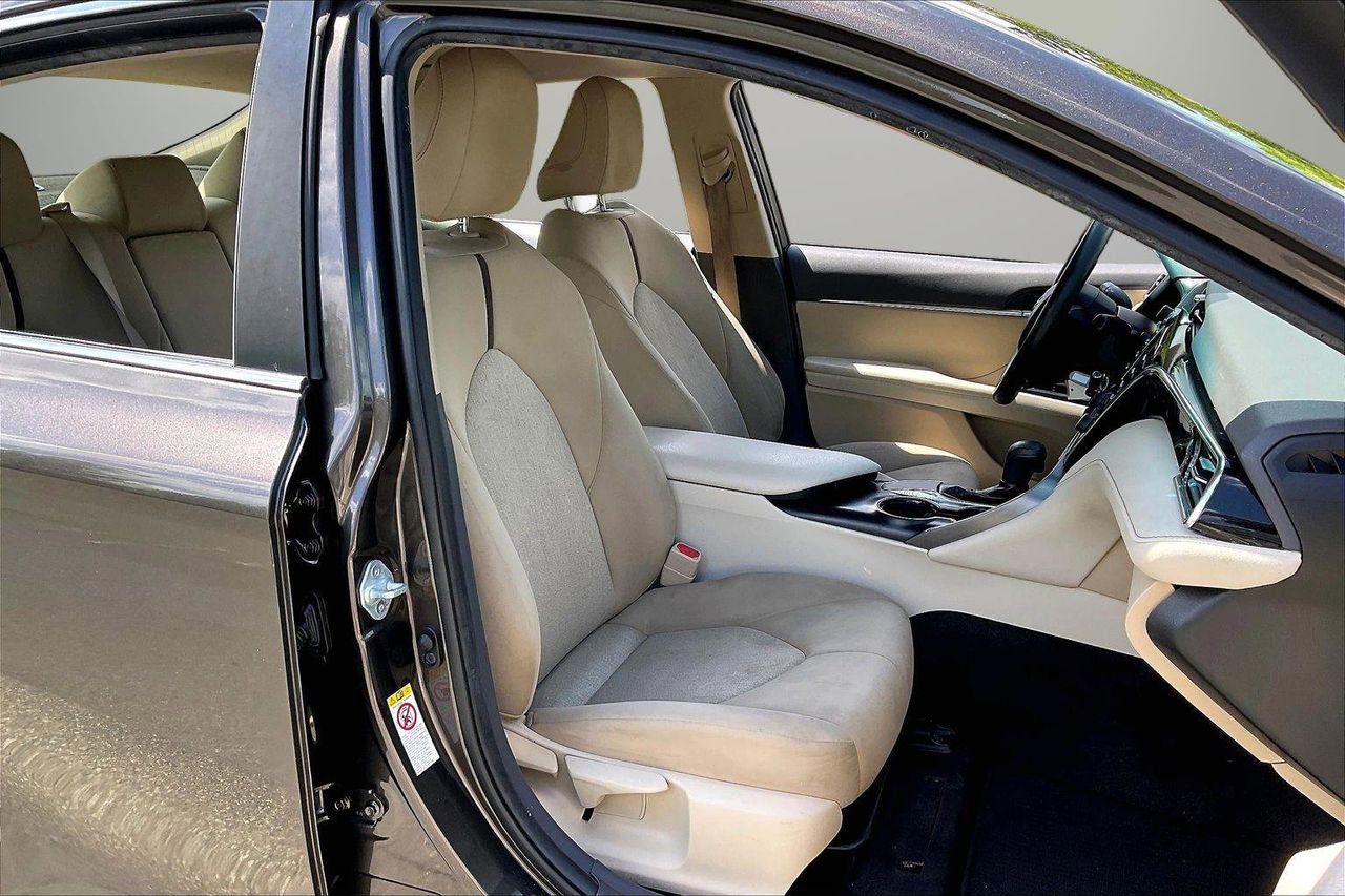 Used 2018 Toyota Camry LE FWD image 22