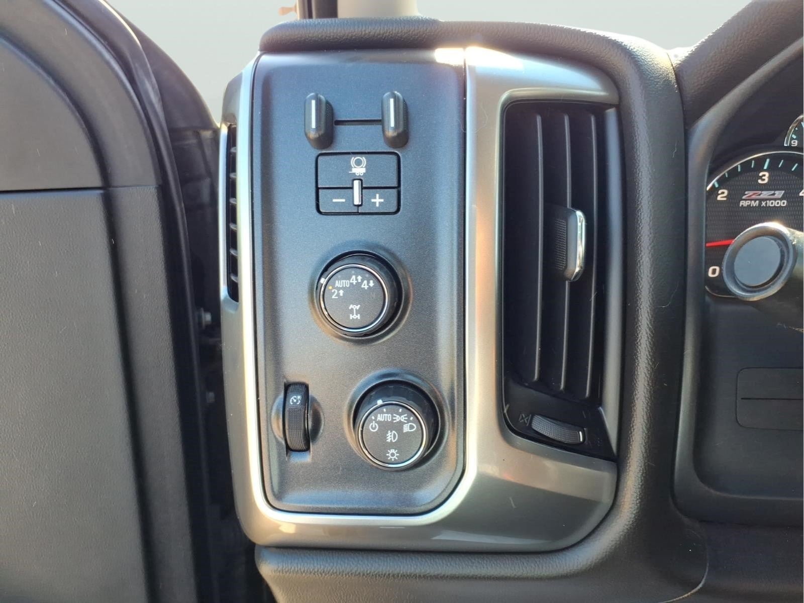Used 2018 Chevrolet Silverado 1500 LT w/ Midnight Edition AWD/4WD image 15