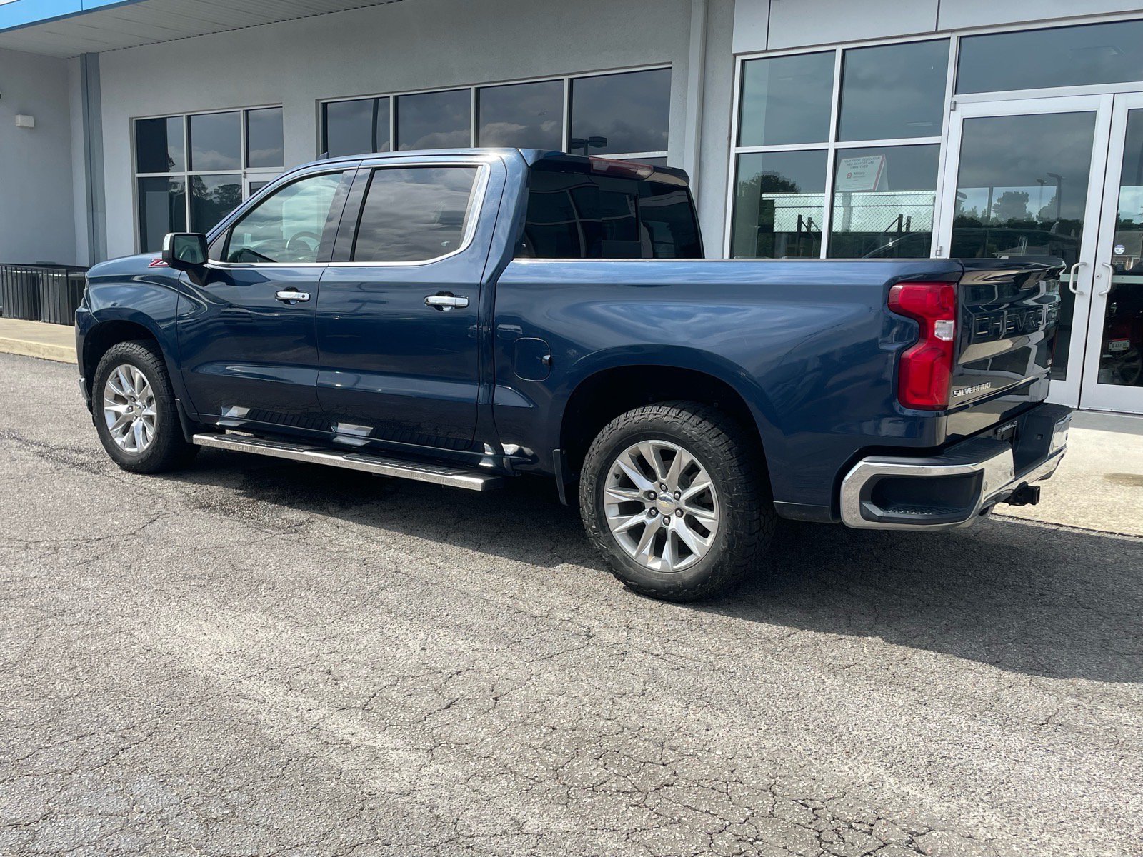 Used 2021 Chevrolet Silverado 1500 LTZ w/ LTZ Convenience Package II AWD/4WD image 3
