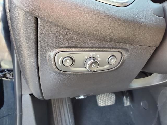 Used 2023 Chevrolet Equinox Premier image 19