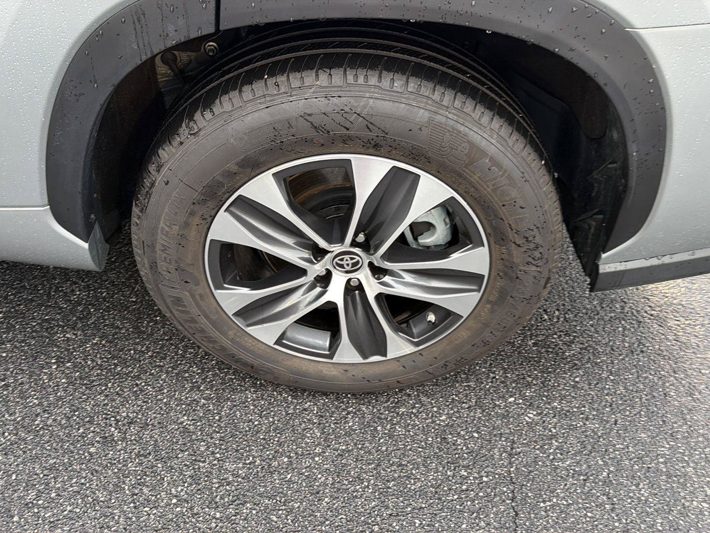 Certified 2025 Toyota Highlander XLE FWD image 40
