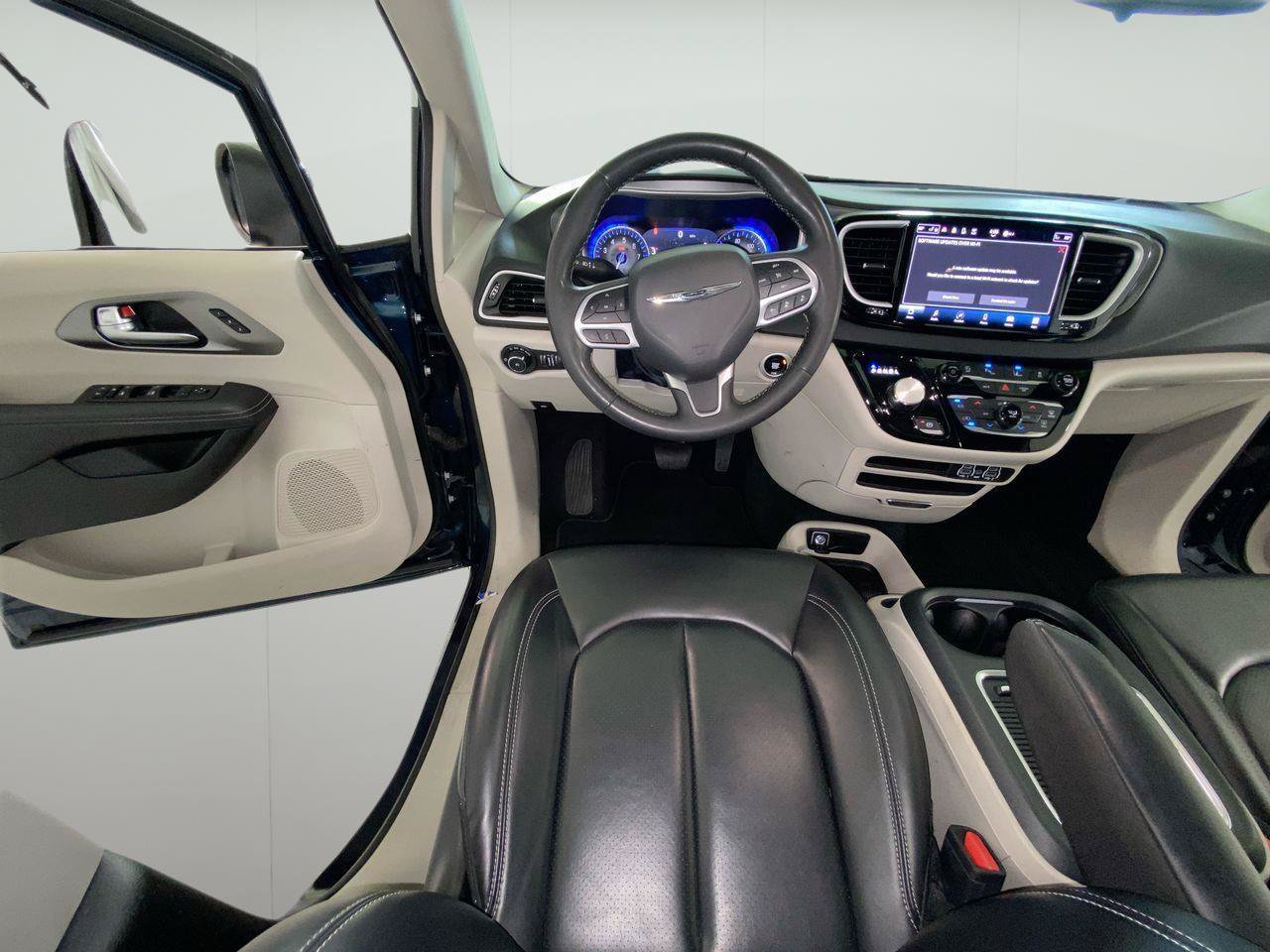 Used 2023 Chrysler Pacifica Touring-L FWD image 20