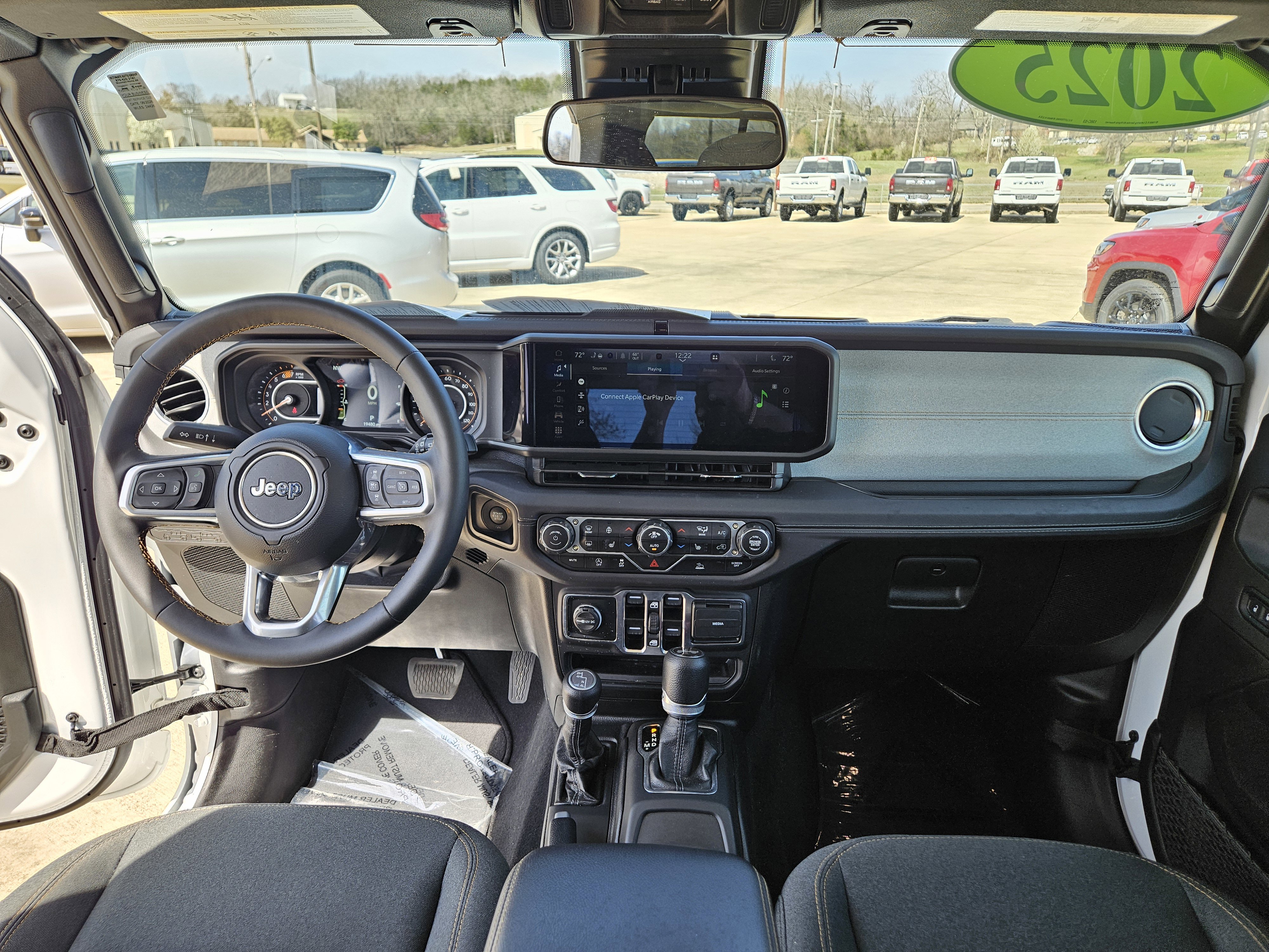 Used 2025 Jeep Wrangler Unlimited Sahara AWD/4WD image 15