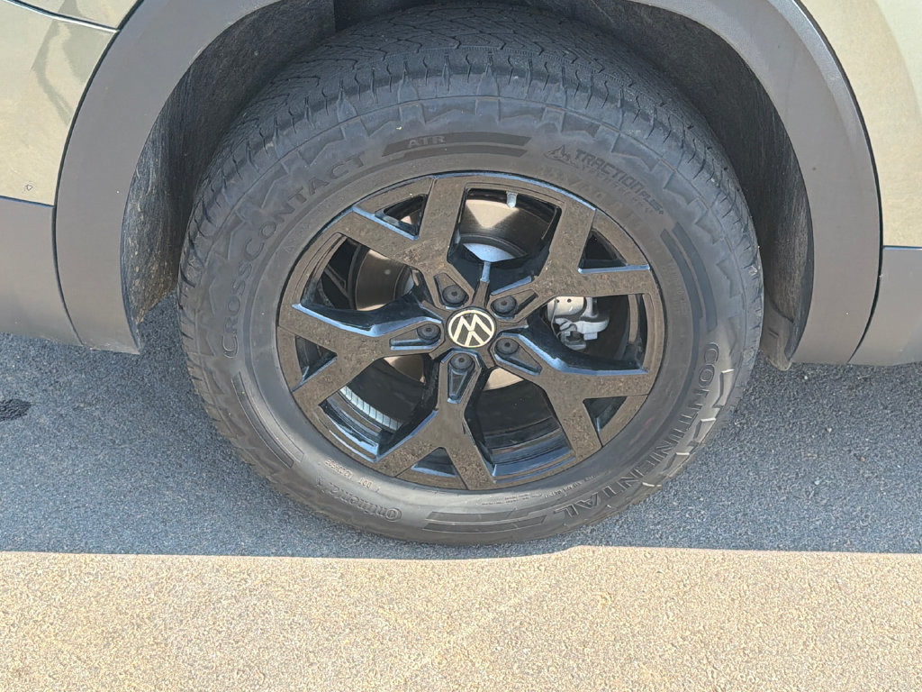 Used 2025 Volkswagen Atlas Peak Edition SE AWD/4WD image 17