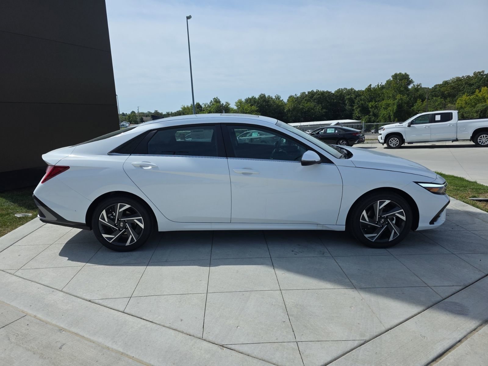 New 2025 Hyundai Elantra Limited image 4