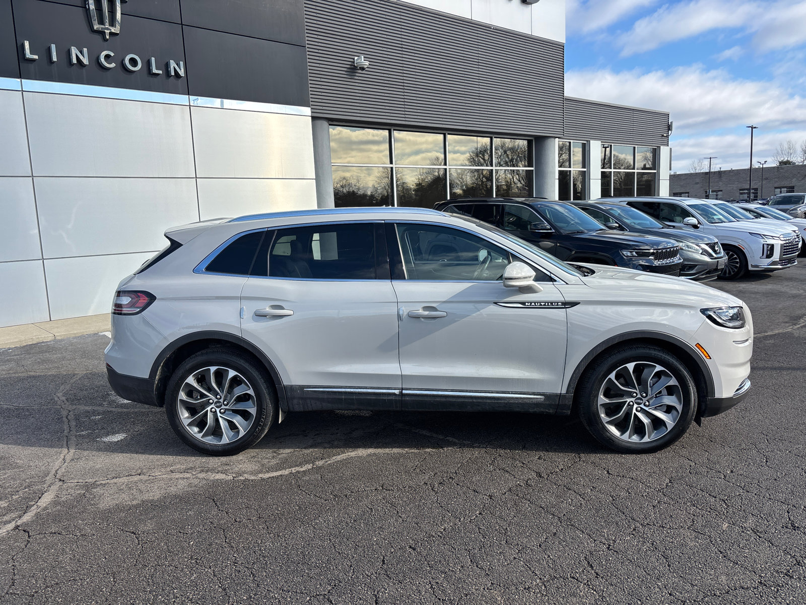 Certified 2022 Lincoln Nautilus Reserve w/ Cargo Utility Package image 8