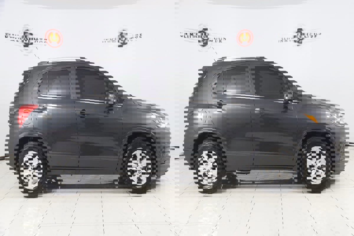 Used 2020 Chevrolet Trax LT image 2