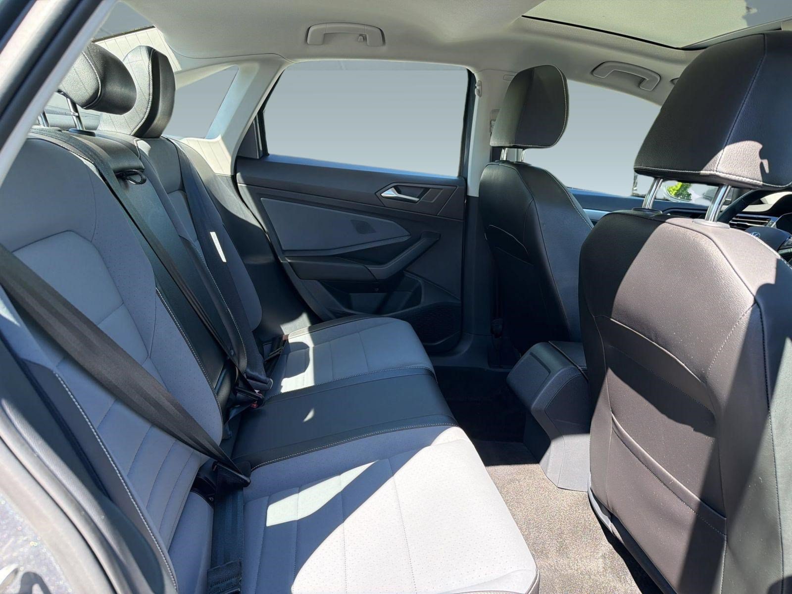 Used 2025 Volkswagen Jetta SE w/ Sunroof Package FWD image 29