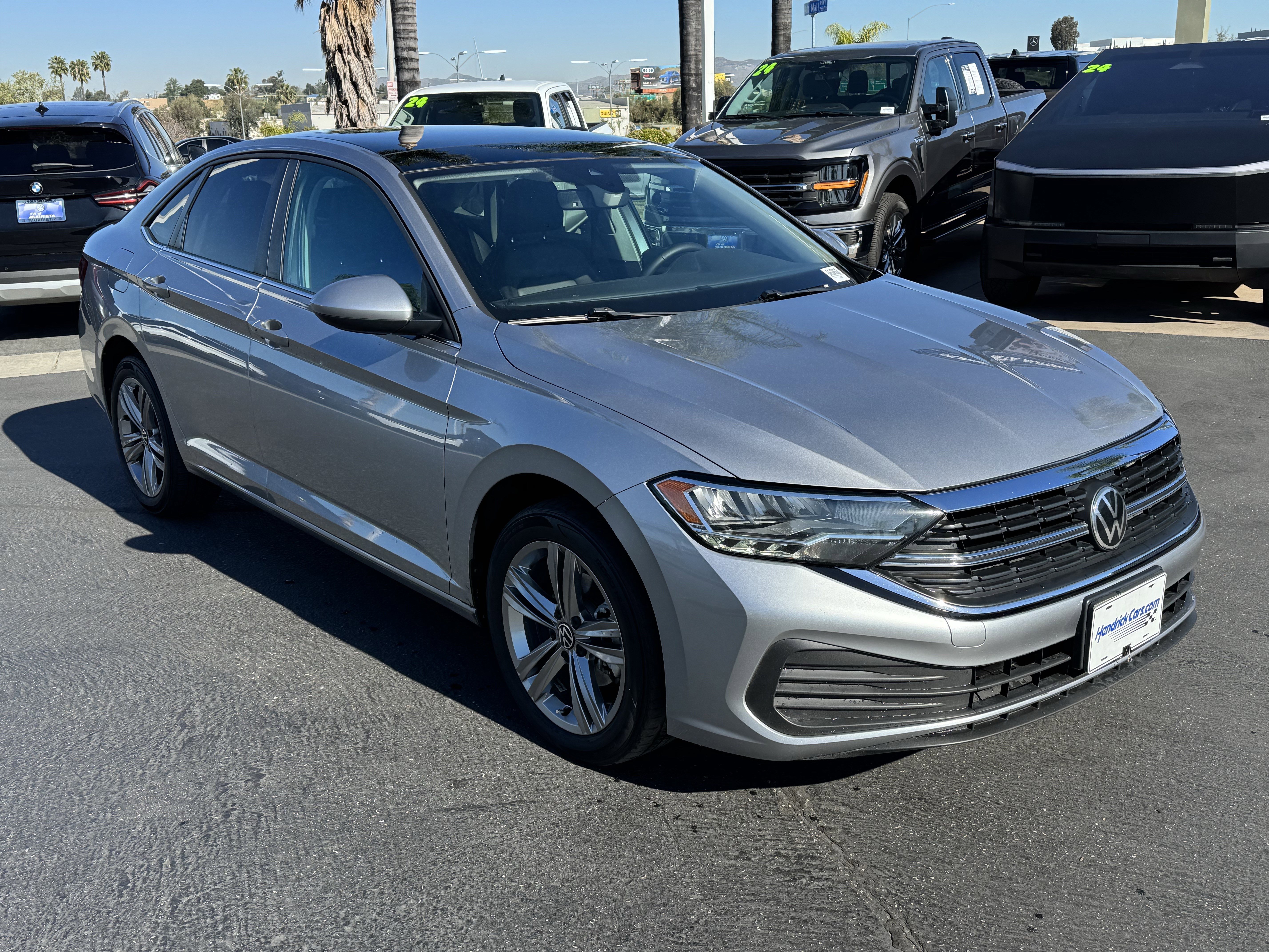 Used 2022 Volkswagen Jetta SE w/ Panoramic Sunroof Package image 2