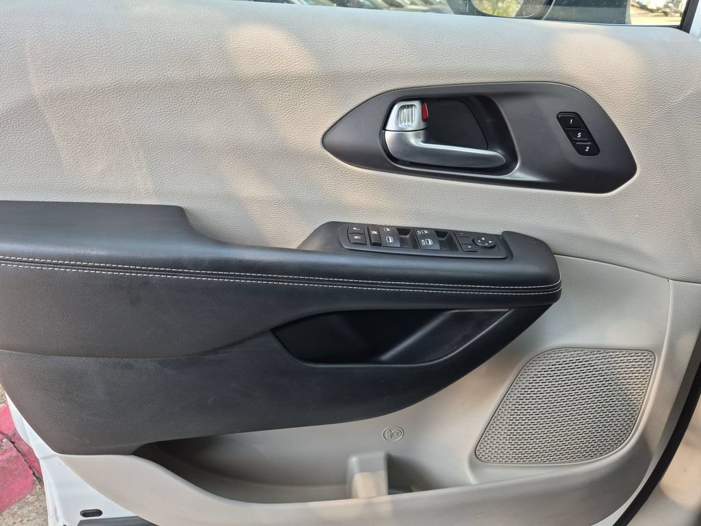 Used 2023 Chrysler Pacifica Touring-L FWD image 16