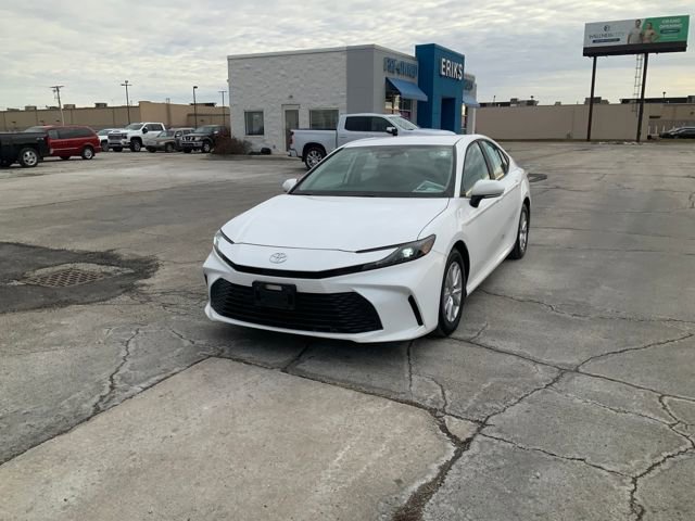 Used 2025 Toyota Camry LE image 2
